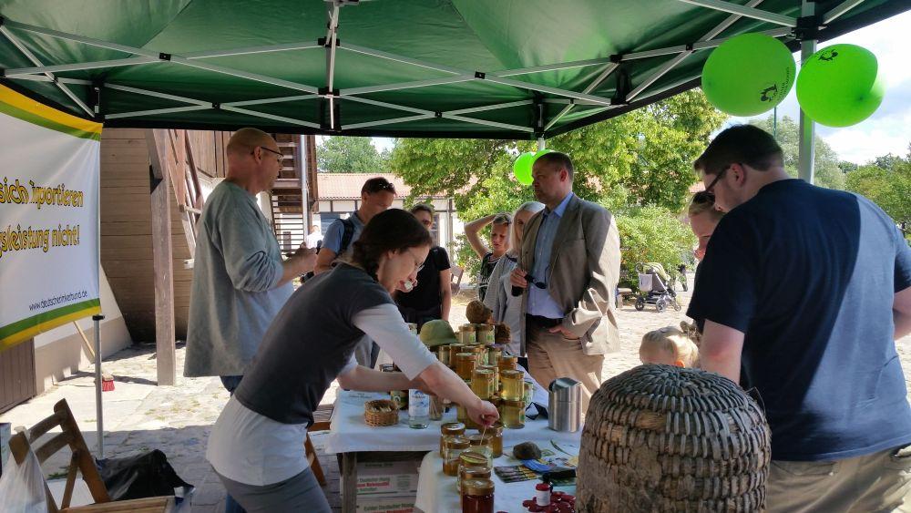 Natürlich gab es auch Honige zu kosten und zu kaufen.<br />Bild: Melanie von Orlow