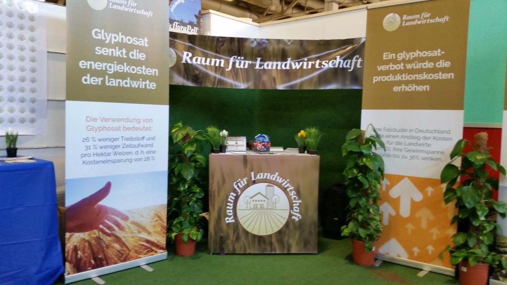 Pikanterweise auf der Rückseite des Standes einer der vielen Lobbystände von Monsanto, der doch tatsächlich versucht, Freunde für Glyphosat zu finden! Interessanterweise keine weiteren Argumente als nur die Kostensteigerung für die Landwirte...
