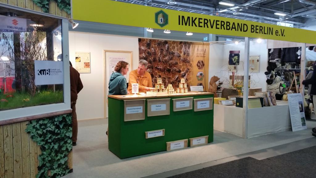 Der Stand des Imkerverband Berlin e.V. bot Aussicht auf viele PS (gegenüber waren Suzuki und eine Bewegungsfläche für die Pferde aus der Tierhalle) und Raum für viele Gespräche mit Interessenten &amp; Akteuren.
