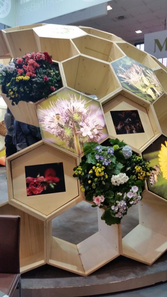 Die Elemente waren mit Blumen, Bildern und Tablets bestückt.