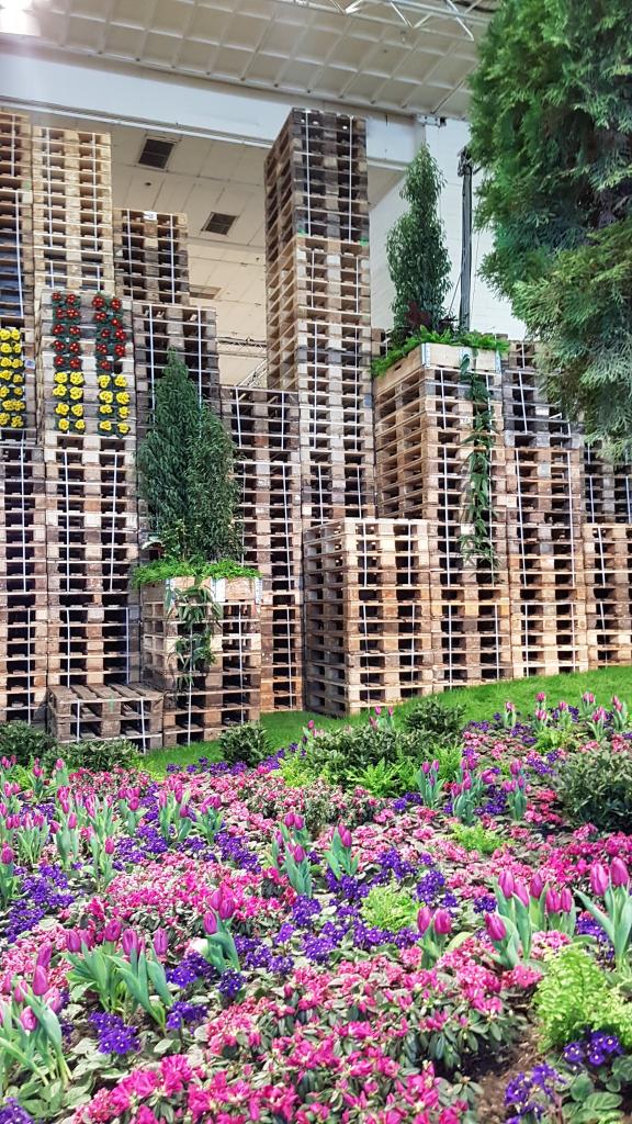 Die "bunte Stadt" war auch Thema der Blumenhalle - Palettenstapel als Hochhäuser im Blumenmeer (leider nicht gerade bienentaugliche)