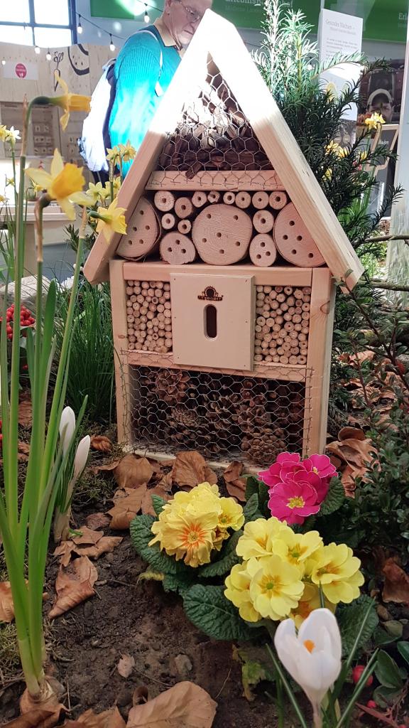 Leider gab es auch Murks: Dieses Insektenhotel bietet vornehmlich Spinnen Quartier und die Blumen sind auch nichts für Wildbienen.