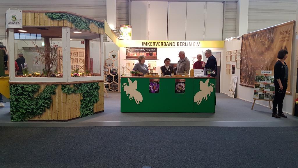 Gute Stimmung an Stand des Berliner Imkerverbandes