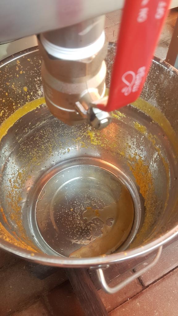 8 min (bei kalter Maschine) tropft das erste Kondensat aus dem Ablasshahn.