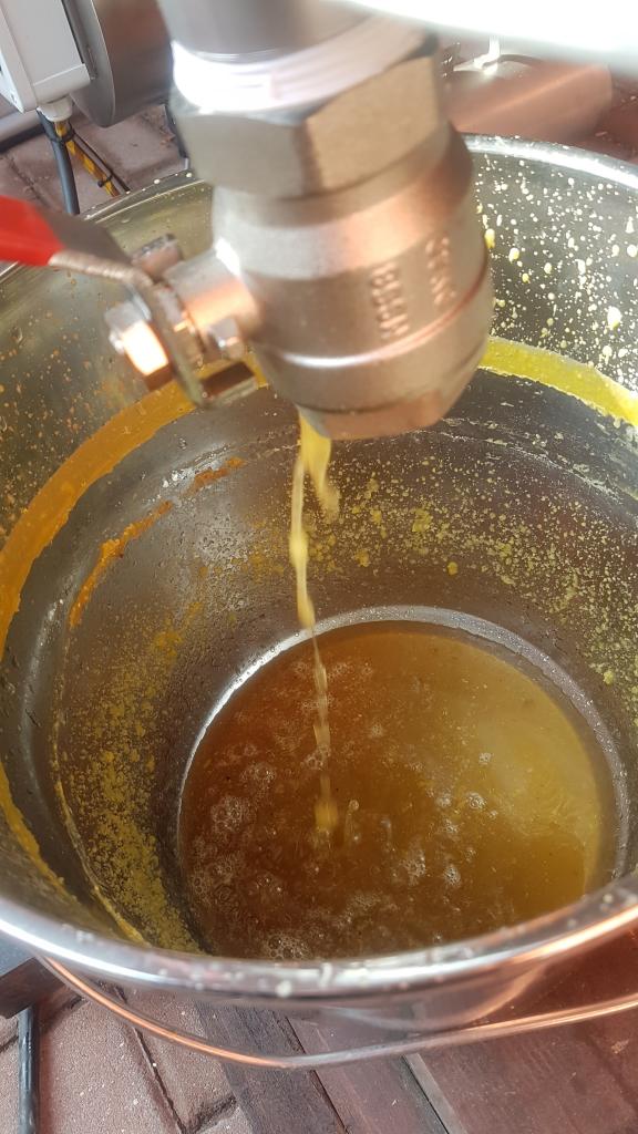 Wenn das erste Wachs heraustropft (ca. 12 min nach Start) wird angeschleudert und der Eimer füllt sich rasch. Nach etwa 6 Minuten Schleuderung wird nachgeschaut.