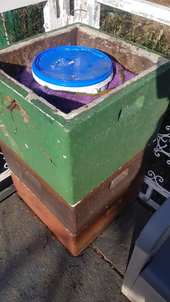 Das Wachs-Wasser-Gemisch kühlt dieses Mal gut verpackt und isoliert ab für eine bessere Trennung.