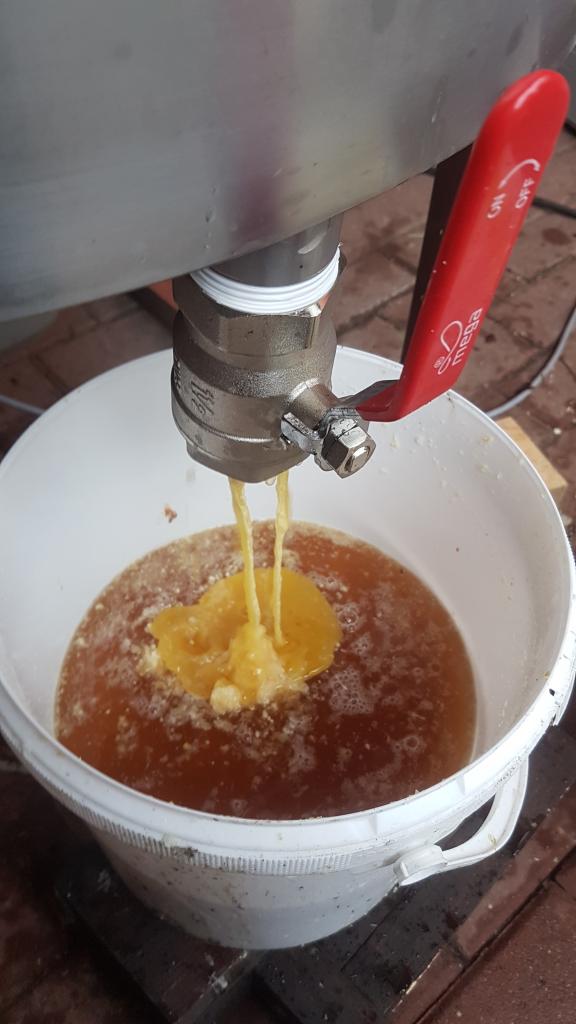 Das Futter aus den 120 Langstroth-Futterwaben braucht viel Platz: 160 Liter Eimervolumen sollte man dabei haben.