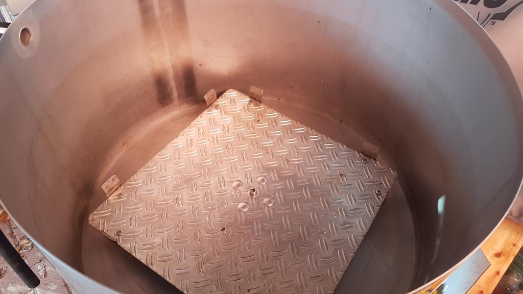 Nach Korbentnahme wird die Maschine noch kurz leer bedampft und mit einem Haushaltstuch ausgewischt.