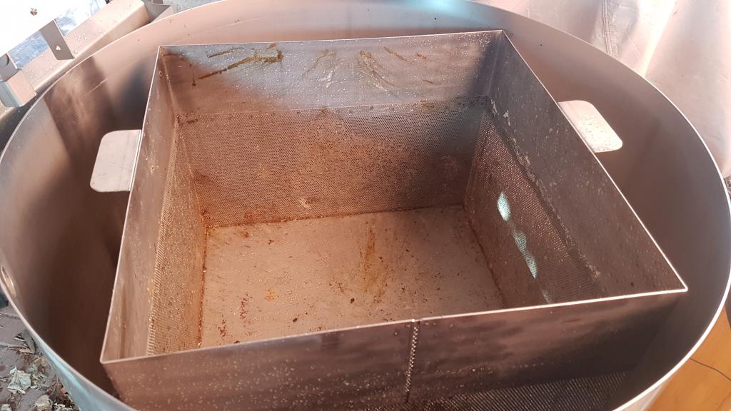 Der Korb selbst wird mit einem Edelstahl-Stockmeissel oder -Spachtel von Tresterresten gereinigt. Die zugesetzten Löcher öffnen sich beim nächsten Einsatz wieder.