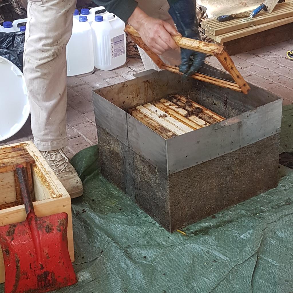 120 Langstroth-Futterwaben können mit 25 Ltr. Wasser binnen vier Stunden ausgeschmolzen werden.