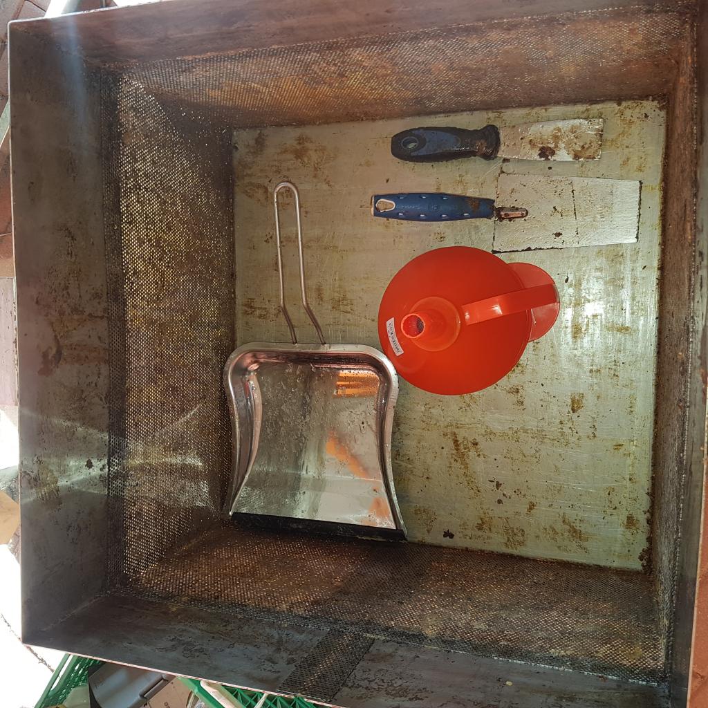 Eine Edelstahl-Müllschaufel hat sich noch besser als die Mauerkelle zum Leeren des Korbes bewährt. Ein Trichter mit Siebeinsatz schützt den Dampferzeuger beim Befüllen.