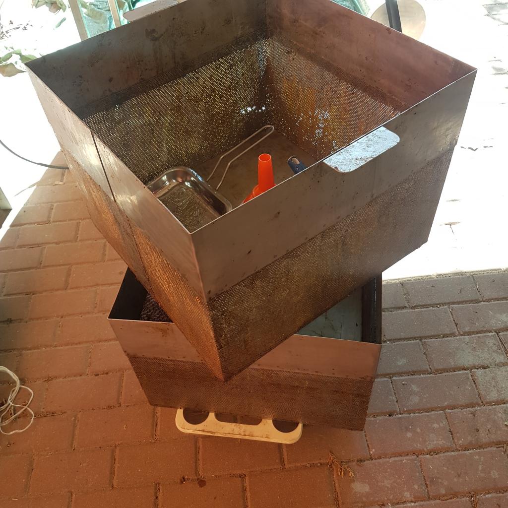 Das Arbeiten mit 2 Körben im Wechsel erfordert gerade bei Futterwaben viel Kraft obwohl nur 13 Langstroth-Futterwaben Platz im Korb finden - dafür geht es schnell!