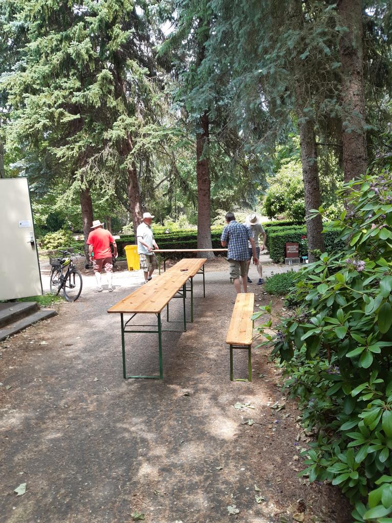 Aufstellen unserer frisch geputzten Vereinstische und -bänke