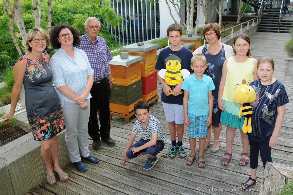 Susanne Lorenz, Annette Mangold-Zatti, Karl-Heinz Riebschläger, Rotraud Horst und die Schüler und Schülerinnen der Imker-AG