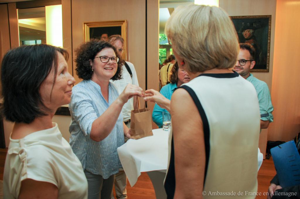 Ein Honig-Präsent an die Botschafterin, überreicht von Annette Magold-Zatti