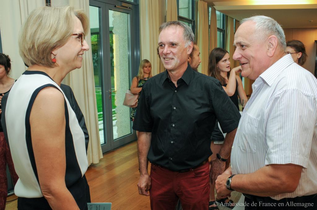 Die Botschafterin im Gespräch mit Prof. Dr. Dr. Ralf Einspanier (FU Berlin) und Dr. Benedikt Polaczek (Imkerverband Berlin e.V.)