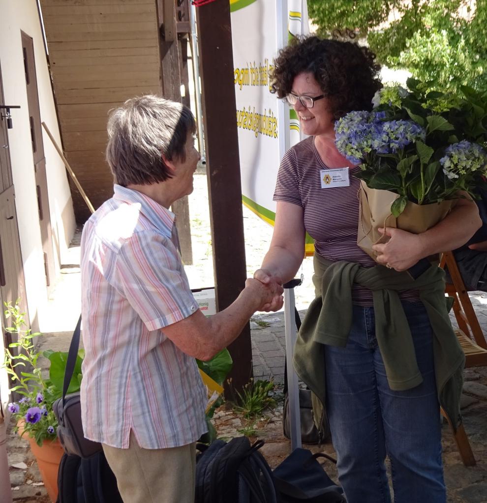 Ein Blumenpräsent für Frau Winkler<br />Bild: Gerd Zimmermann