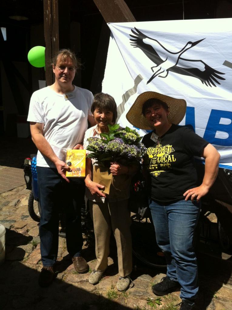Andreas Gottschalk und Melanie von Orlow bedanken sich bei Gisela Winkler (mitte) für ihr Engagement!<br />Bild: Annette Mangold