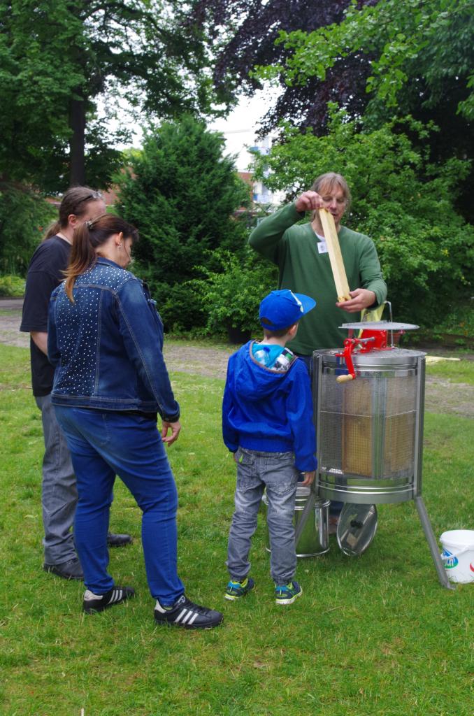 Andreas und Gerhard (nicht im Bild) schleuderten mit den Kleinsten (zwar nur Wasser aber das kann ja noch werden)
