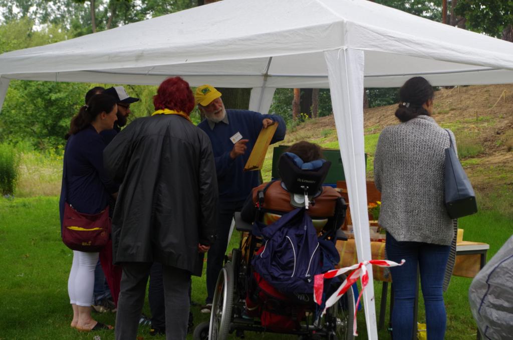 Karl-Dittmar erläuterte Entwicklungen und Erfindungen rund um die Imkerei