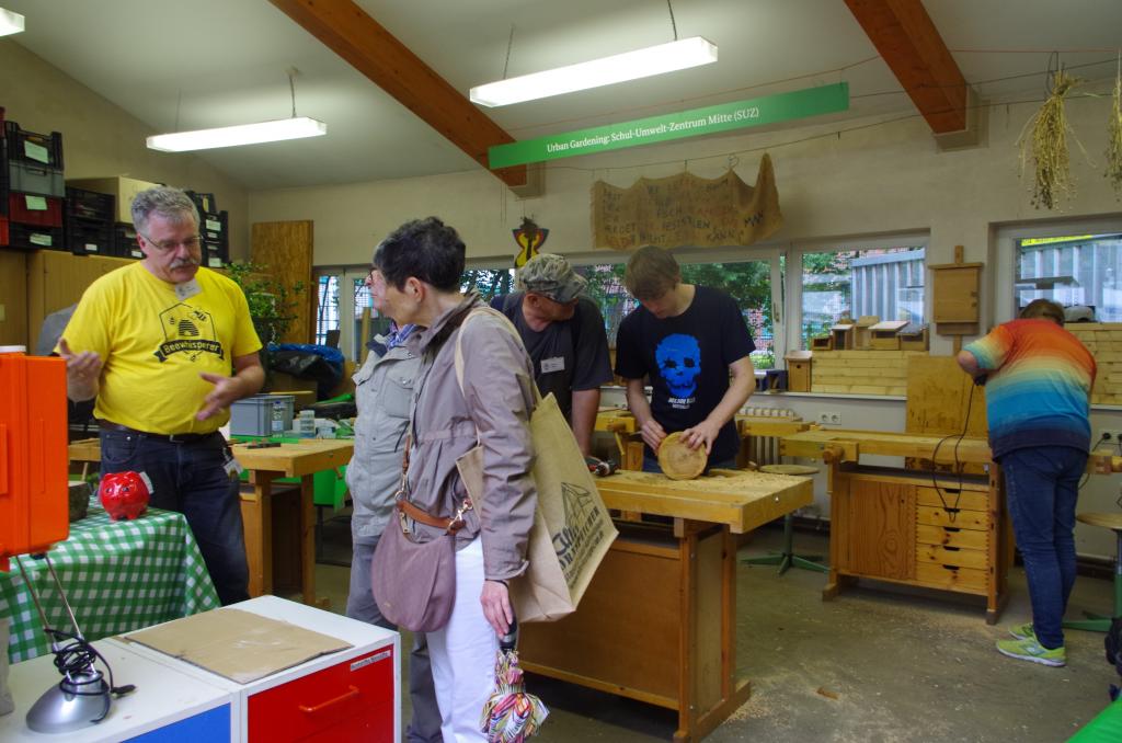 Thilo erläutert die Wildbienenhotels in der Werkstatt