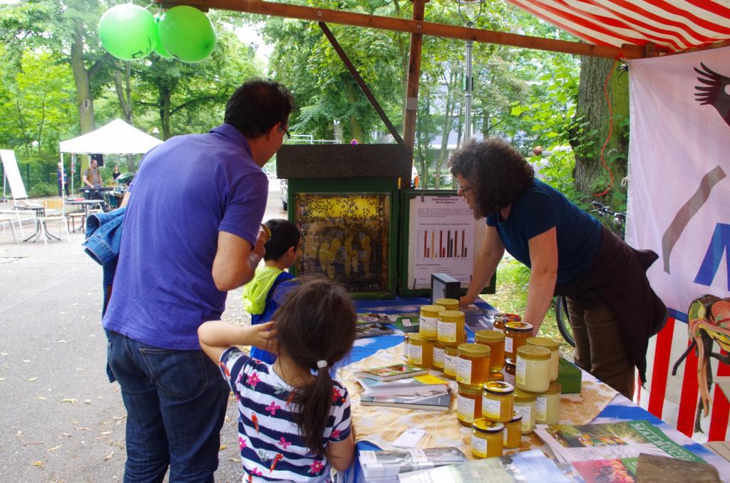 Auf dem Kiezfest wurden Bienen mit Annette geguckt...