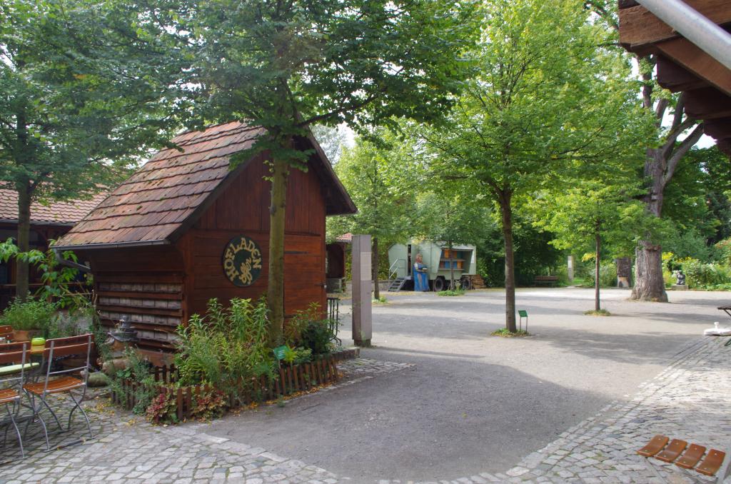 Der Hof mit von Imkerverbänden gespendeten Bäumen