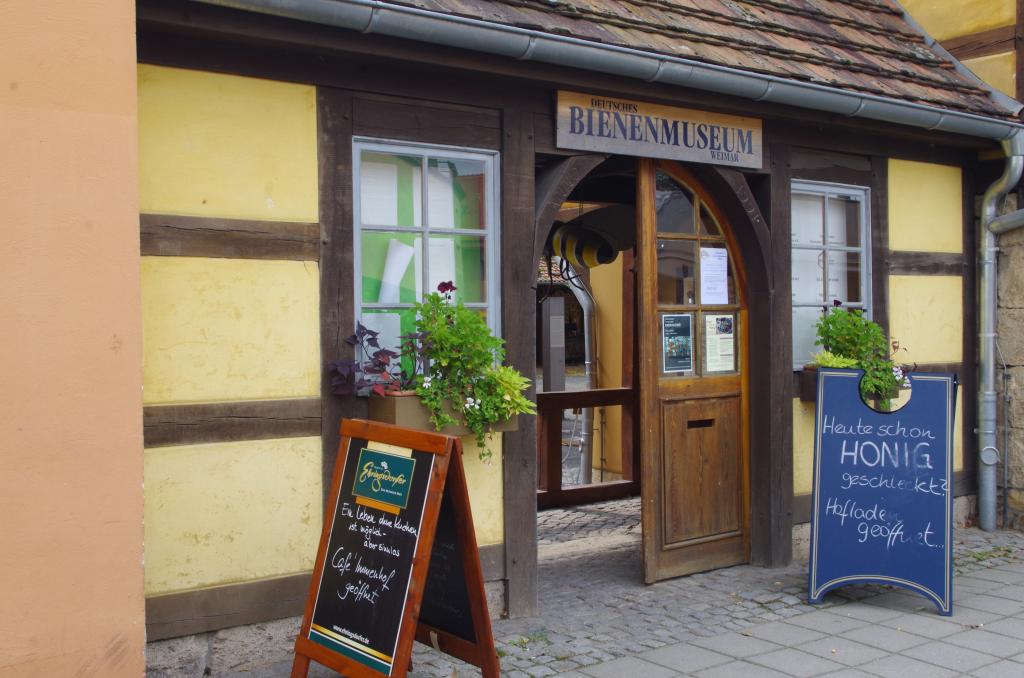 Eingang zum Hof mit Café und Ausstellung