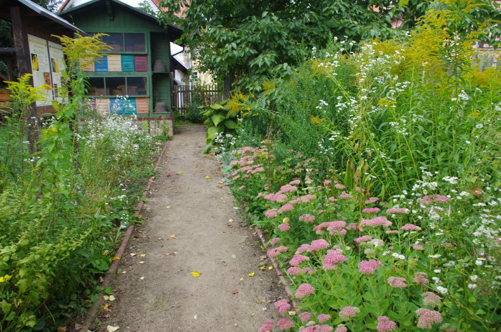 Blick durch den Bienengarten auf das historische Bienenhäuschen Gerstungs