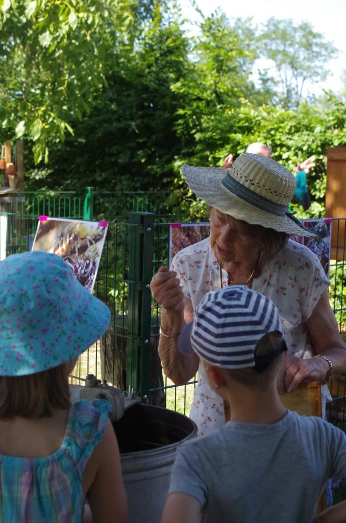 Gisela-Elisabeth Winkler erklärt die Funktionsweise der Schleuder