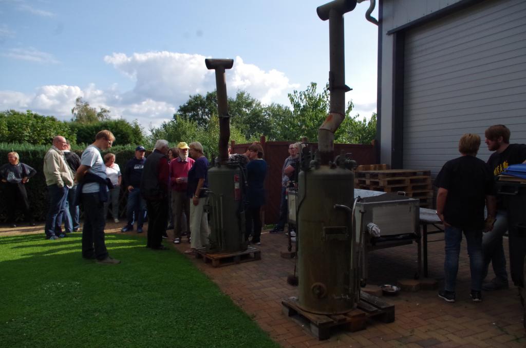 Vor der Betriebshalle stehen zwei Dampferzeuger aus norwegischen Militärbeständen für die Wachsaufarbeitung.