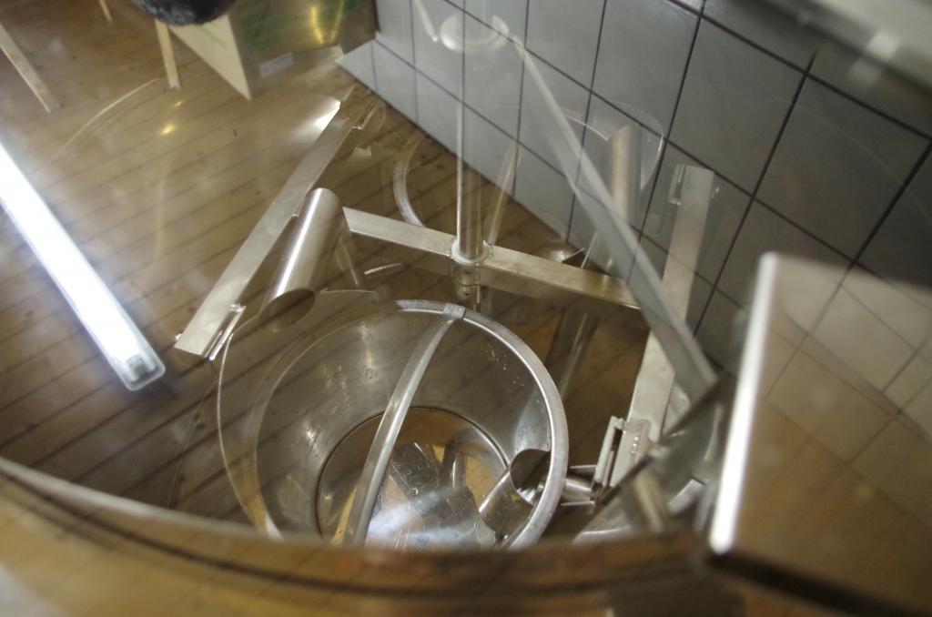 Der "Honig-Wachs-Separator" trennt anstelle schnell verstopfender Siebe restliches Entdeckelungswachs aus dem geschleuderten Honig.