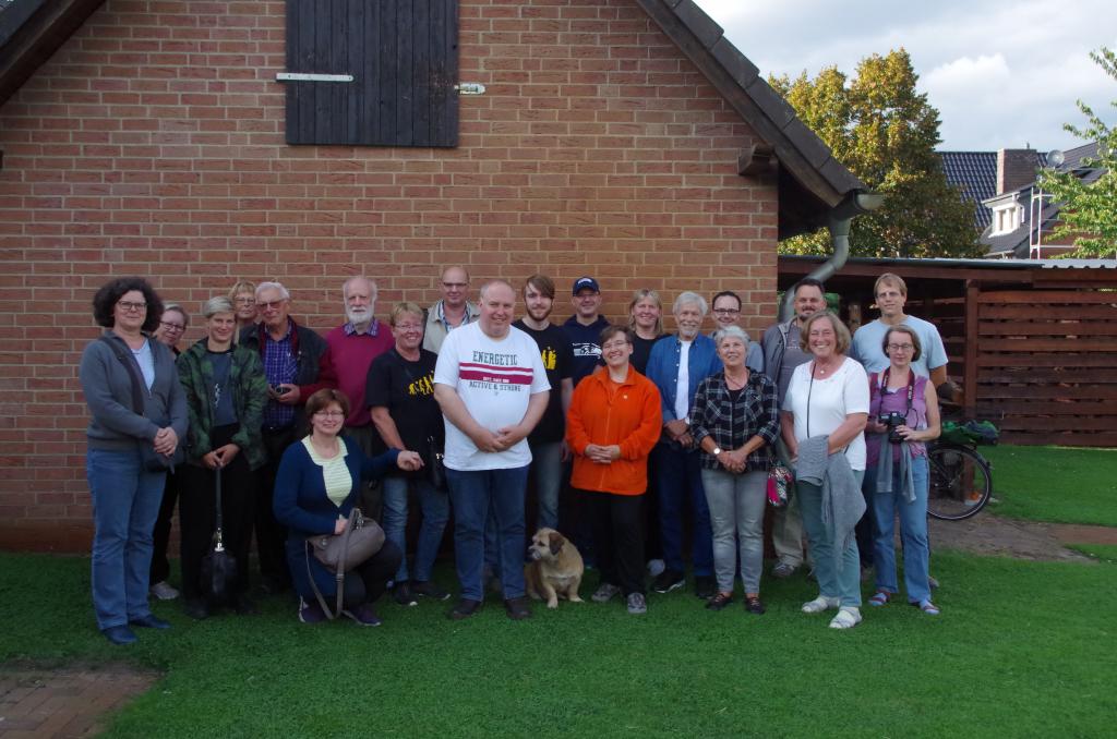 Unsere Reisegruppe zu Gast bei Frank Osterloh (Hier in der Mitte, im weissen T-Shirt)