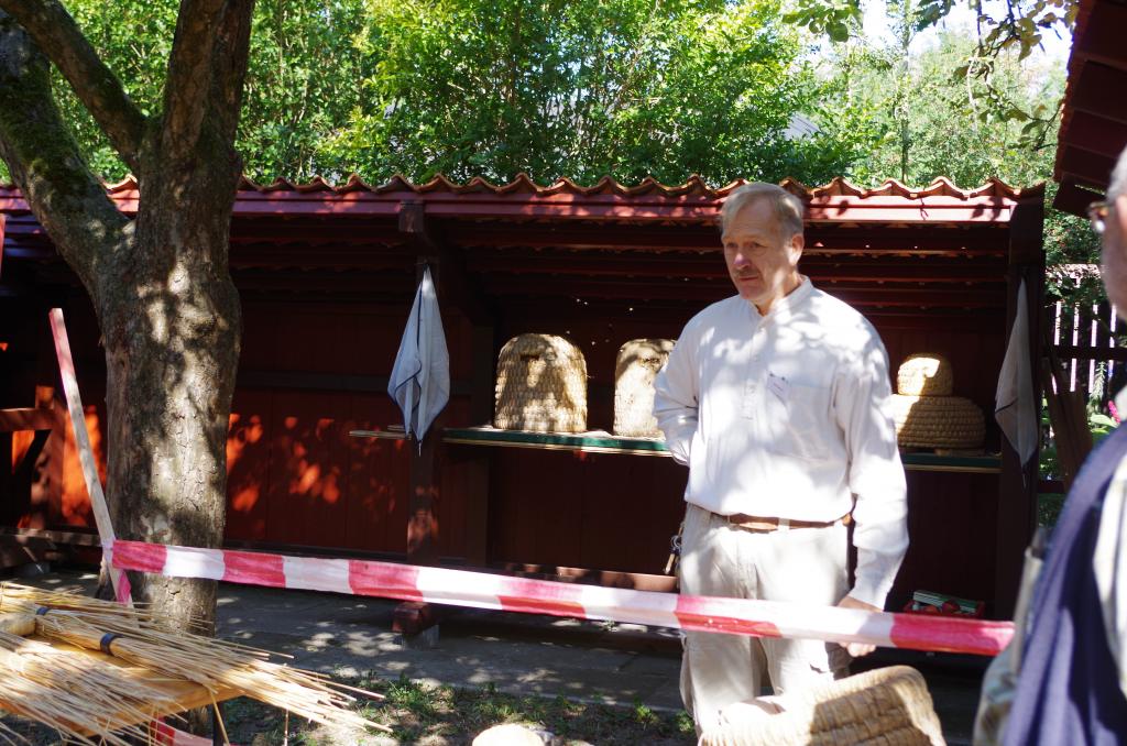 ...und Ingo Lau an den Bienenkörben.