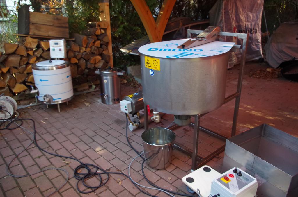 Die Hamag-Wachsschleuder vor ihrem ersten Einsatz - links ist der Desinfektionskessel zu sehen um das Wachs anschließend im Ölbad zu erhitzen und zu desinfizieren.