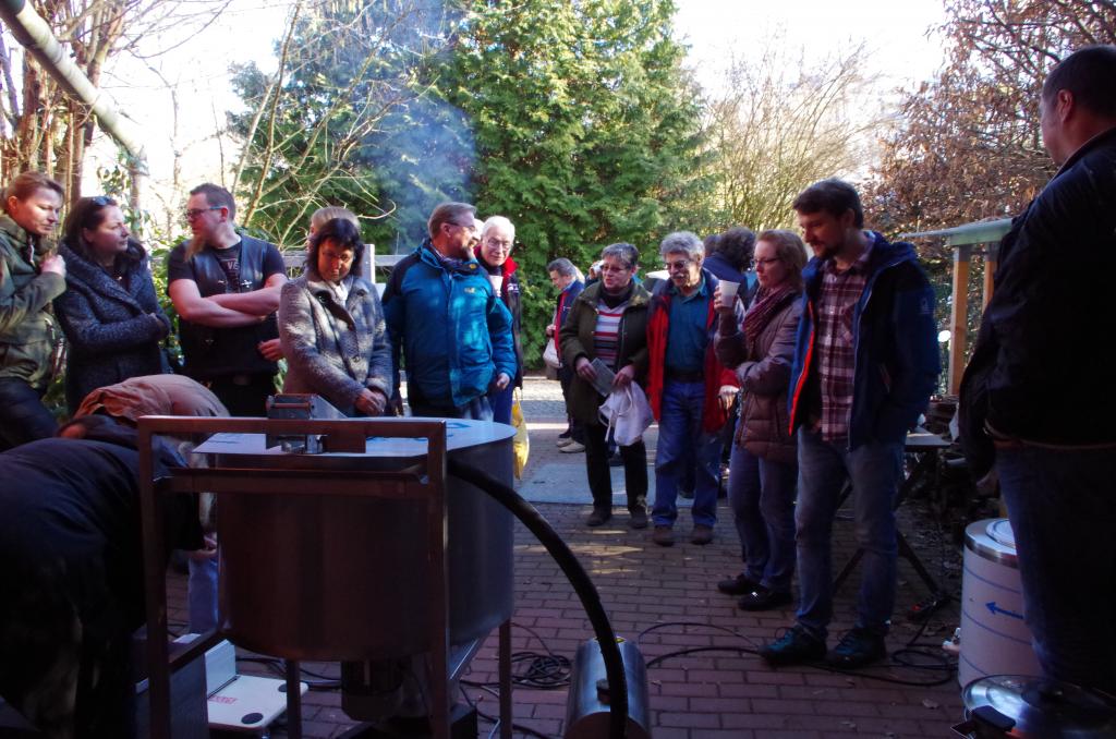 Mit Würstchen vom Grill, Glühwein und vielen leckeren Salaten, die die Mitglieder mitgebracht hatten, war unser Wintergrillen eine gelungene Einführung in die Wachsaufarbeitung!
