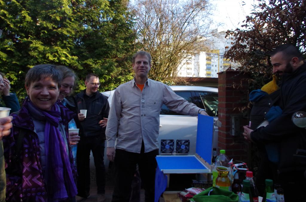 Robert präsentiert die neue Blauton-Gussform, die er fertig gebaut hat - bis DN 1,5 läßt sich hier alles in der nC-rapid-Geometrie giessen.