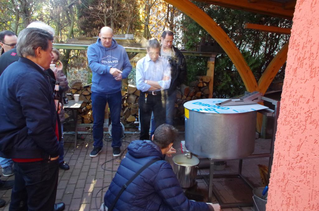 Hier wollten viele schauen wie das Wachs-Wasser-Gemisch aus der Maschine floss...