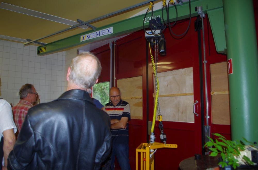 Die Anlieferungsschleuse teilt Honig- und Wachsverarbeitung. Damit mit angelieferte Bienen den Weg zur Tür finden, sind die Fenster verdunkelt.