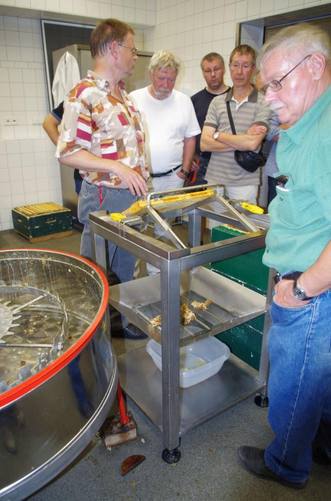 DIe gesamte Entdeckelung erfolgt händisch mit der Gabel an einem speziellen Tisch. Alle wichtigen Geräte (Schleuder/ Siebgefäße) gibt es zweimal.