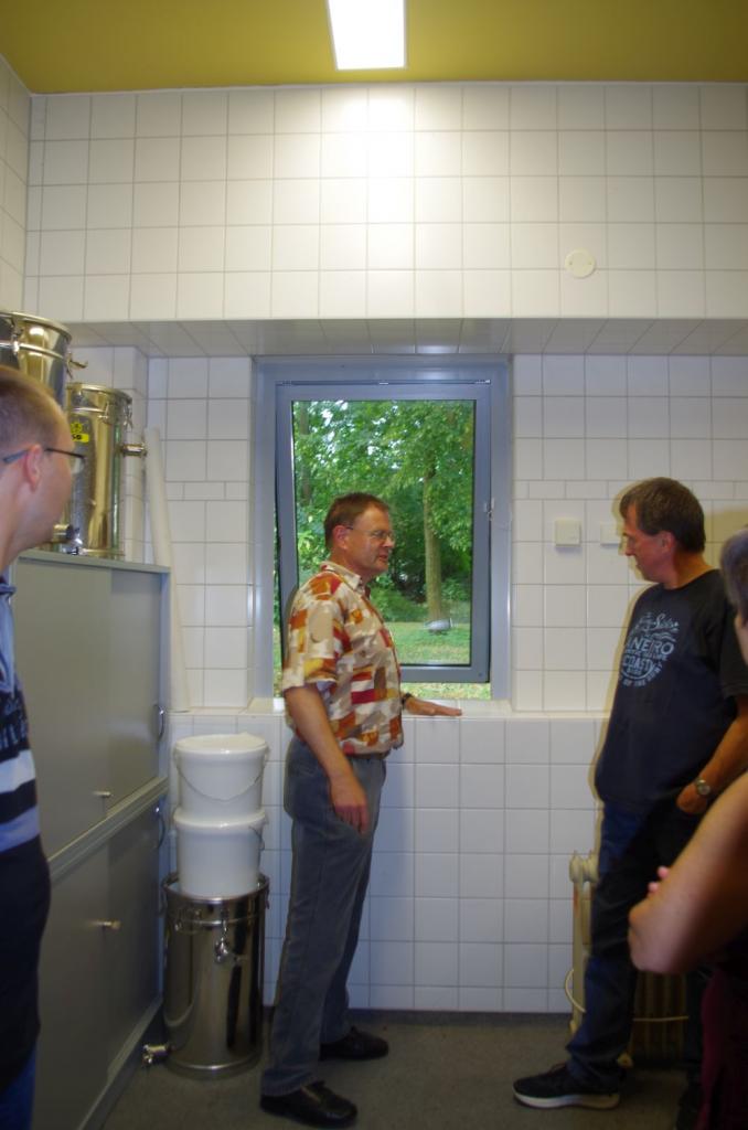 Im Abfüllraum, sorgen Schrägklappfenster für guten Bienenabflug; mit dem Nassenheider Fill-up wird der Honig abgefüllt.