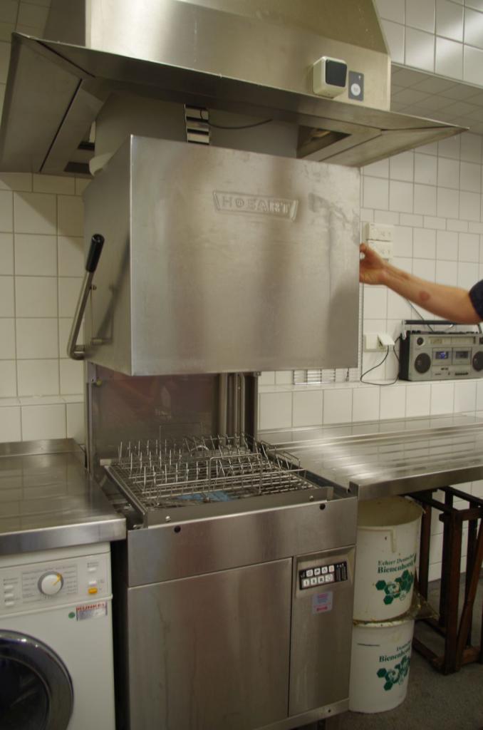 Eine Gastro-Spülmaschine reinigt binnen Minuten die erforderlichen Gläserchargen. Abgefüllt wird im DIB-Glas, die Deckel werden in einem Gaze-Sack in einer normalen Waschmaschine gespült.