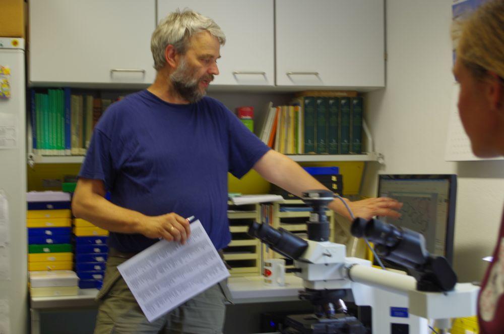 Im Honiglabor berichtet Herr Etzold von seiner Arbeit bei der Pollenanalyse. Mindestens 500 Pollenkörner werden ausgezählt; dabei werden rund 120 verschiedene Herkünfte erkannt.