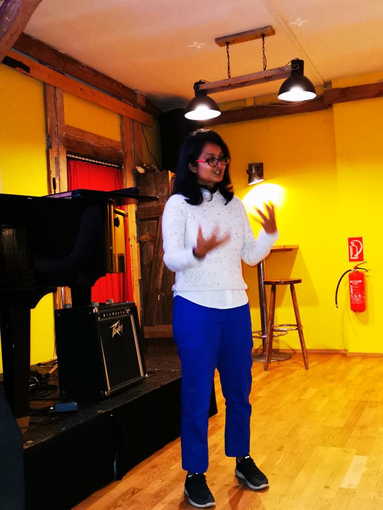 Zudem sollen besser erreichbare und sichere Nistplätze für die Riesenhonigbiene geschaffen werden - auch um Schäden am Wald durch die Jäger und ihre Machete zu unterbinden.