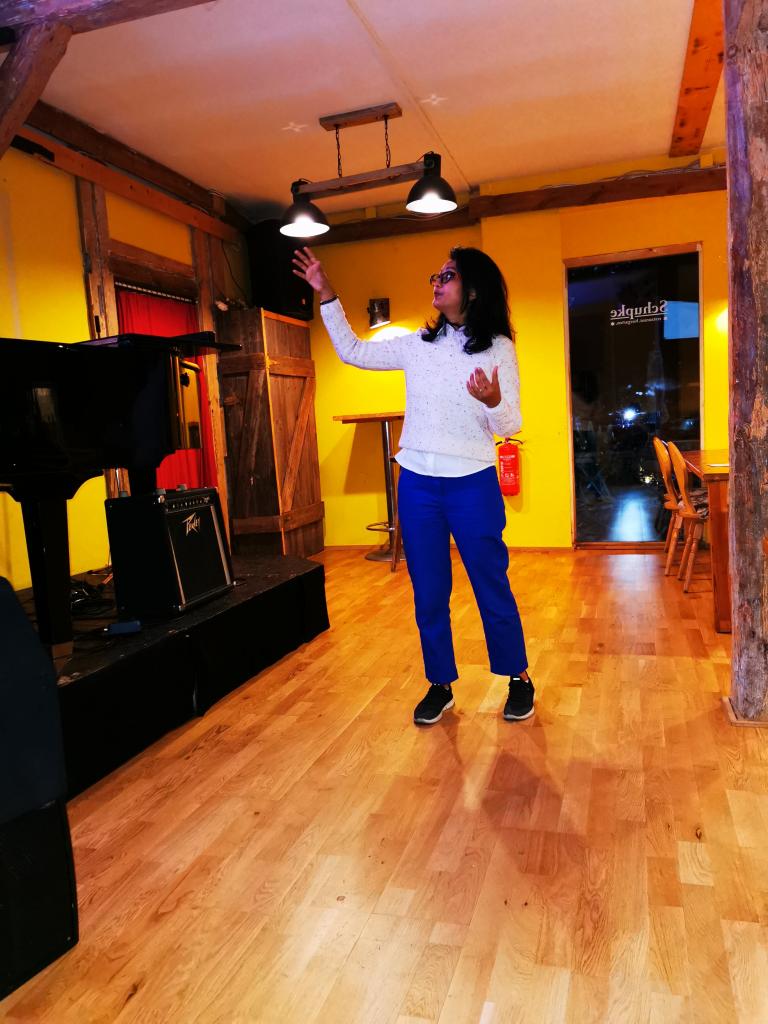 Nur im Familienverband gehen die Männer und Söhne auf die Honigjagd, oft mit Masken auf dem Hinterkopf um die von hinten angreifenden Tiger abzuschrecken.