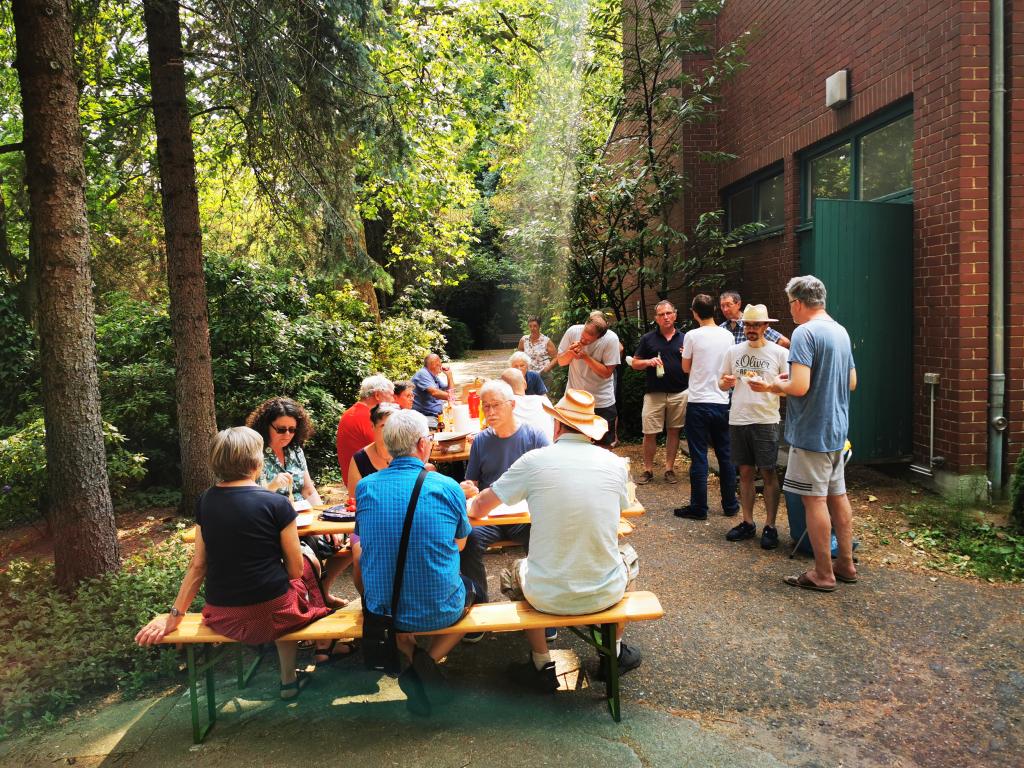 Mitbringsel gibt es zu verzehren, Bienengeschichten zu erzählen...