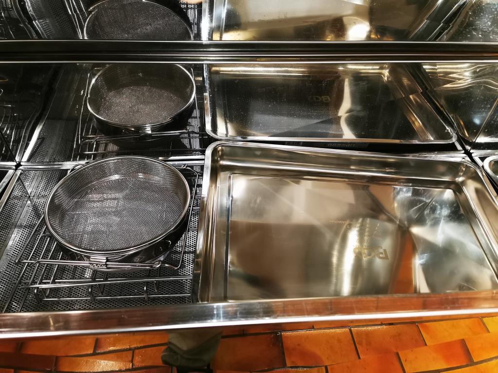 Entdeckelungstisch mit neuem Edelstahlsieb und Unterstellwanne und das bei angenehm kühlen Temperaturen machen bei über 30°C bereits Lust auf das Schleudern!