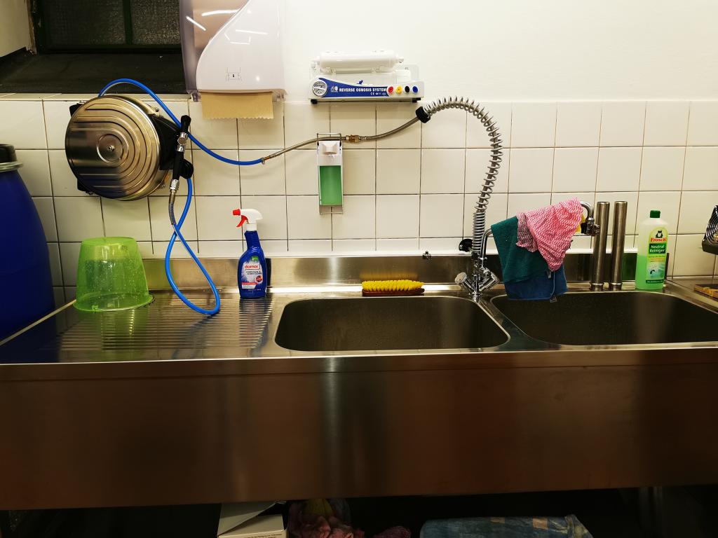 Das Aufräumen am Ende geht ganz schnell - fliessend warmes und kaltes Wasser gibt es natürlich inklusive großer Gastrospüle!