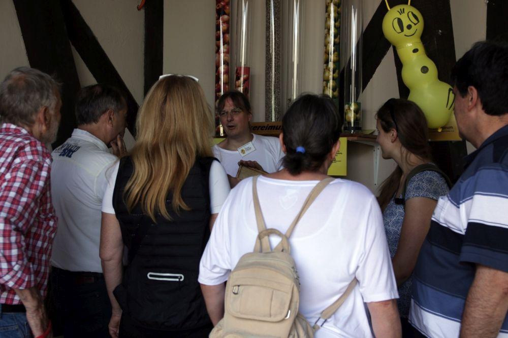 Interessierte Zuhörer erfahren etwas über die besonderen Leistungen der Honigbiene.<br />Bild: Carola Schuldt