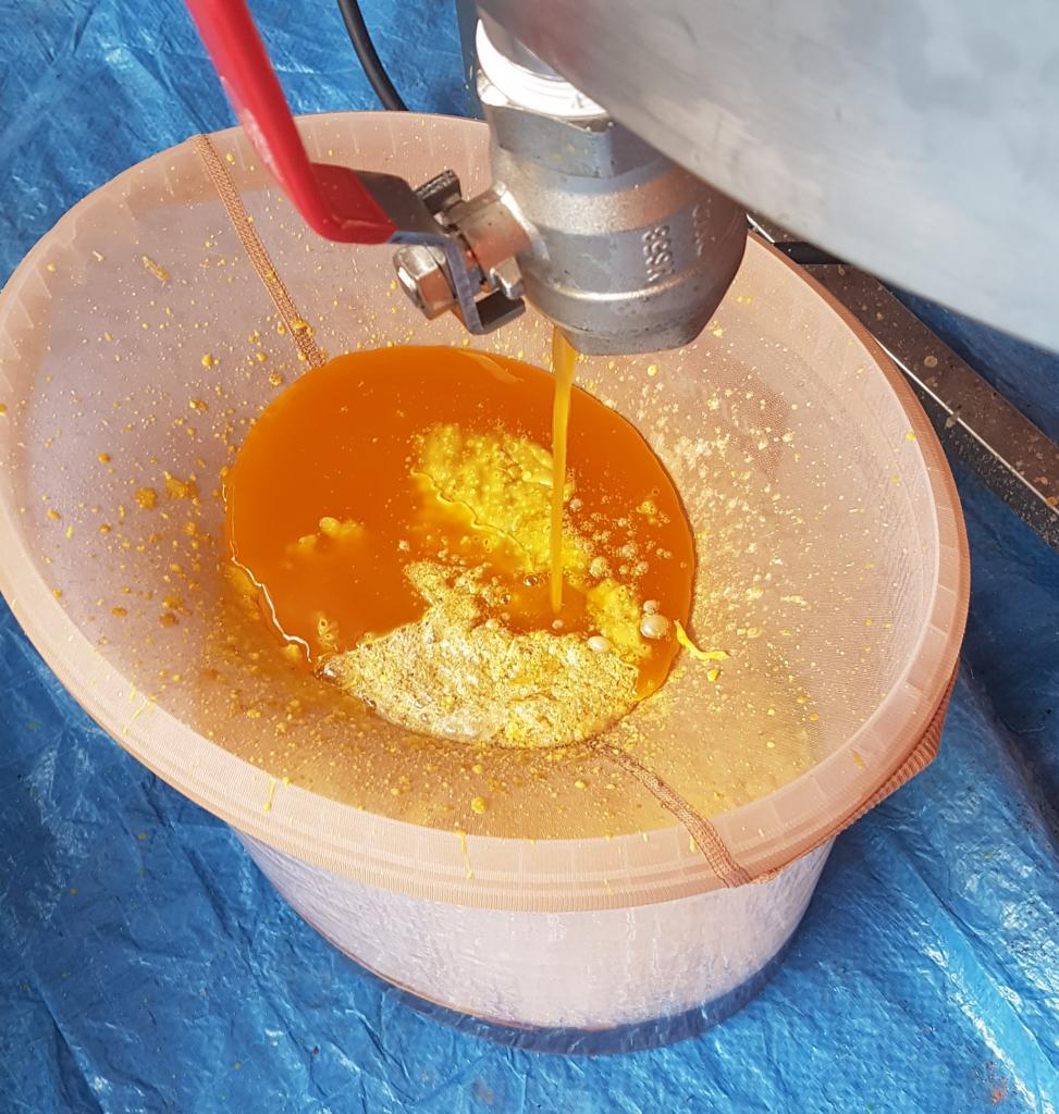 Die Passage durch einen Nylonstrumpf reinigt zusätzlich; noch besser ist das Sammeln des Wachses in einem Eimer im Wasserbad um es flüssig zu halten.